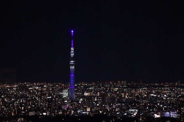 東京・池袋 真っ暗な「サンシャイン60展望台」秋の月と都会の夜景に浸る