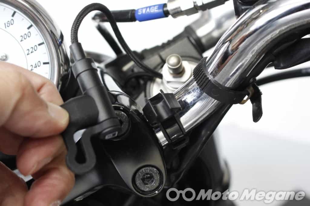 iPhoneユーザーはこれ一択!?バイクからライトニングにダイレクト充電できるDAYTONA バイク専用電源 Lightningを装着!