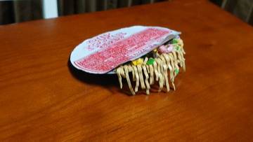 ちょっと心臓に悪いカップ麺用フタおさえ 中身が溢れちゃった!?