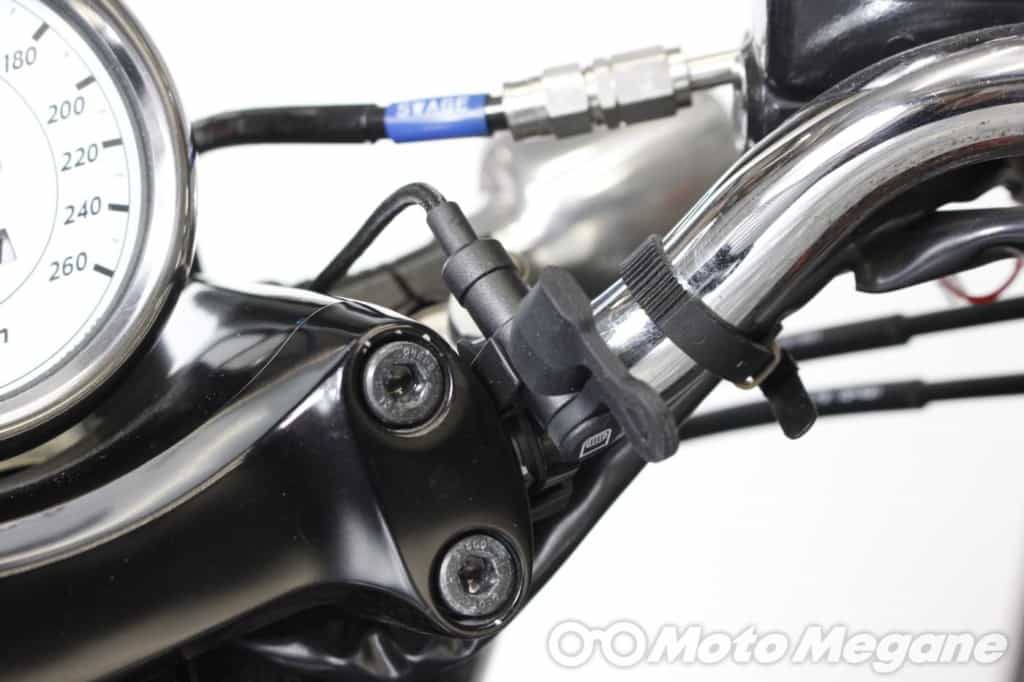 iPhoneユーザーはこれ一択!?バイクからライトニングにダイレクト充電できるDAYTONA バイク専用電源 Lightningを装着!