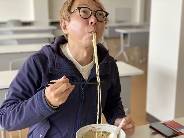 美味しいけど食べにくいラーメンナンバー1。新阿蘇大橋ラーメンの長さがやばい。