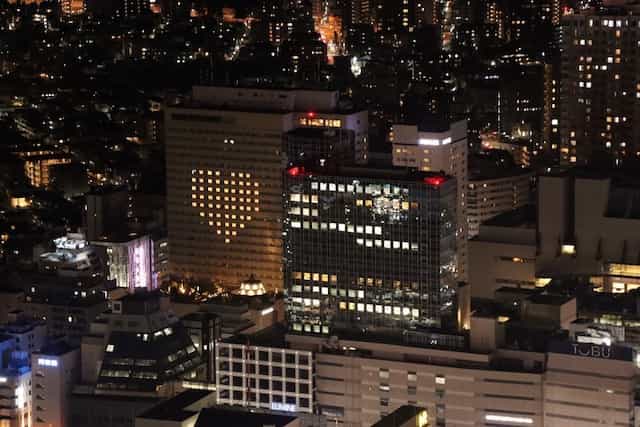 東京・池袋 真っ暗な「サンシャイン60展望台」秋の月と都会の夜景に浸る