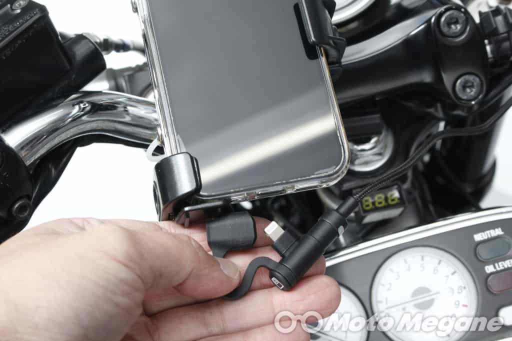 iPhoneユーザーはこれ一択!?バイクからライトニングにダイレクト充電できるDAYTONA バイク専用電源 Lightningを装着!
