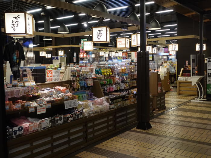 新潟全酒蔵の代表銘柄を唎き酒できる「ぽんしゅ館」