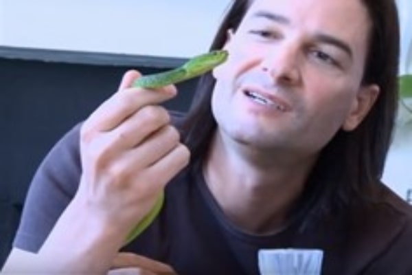 25年間ヘビの毒を趣味でキメてきた男、その体が血清の宝庫となってしまう