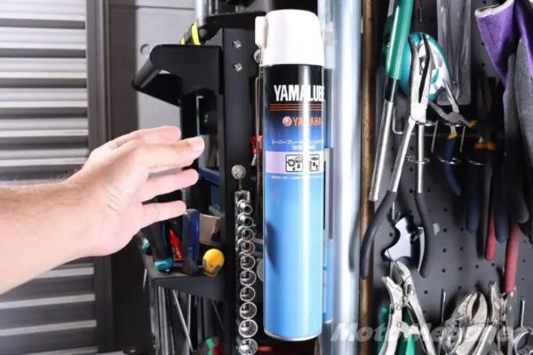 久々に感動!スプレー缶が壁にピタっ!ガレージ収納問題に革命発生