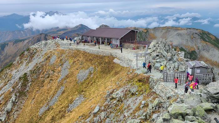 赤・黄・緑のコントラスト 絶景の紅葉スポット 立山室堂