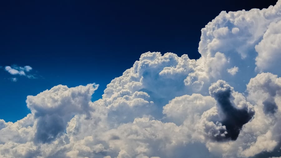 なぜ雲は空に浮くことができるの?