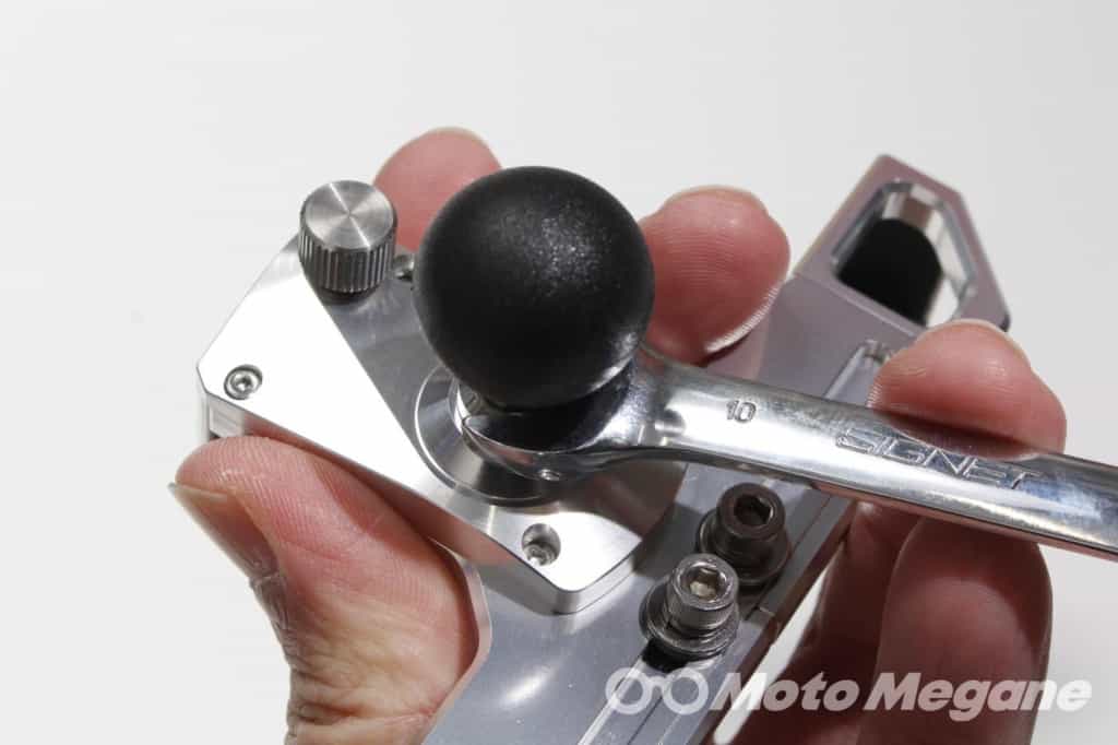 アルミ削り出しで他製品とは一線を画す存在感。プレミアムバイクにもばっちりマッチするSYGN HOUSE MOUNT SYSTEM ABC-6 Smart Phone 汎用ホルダーセット4