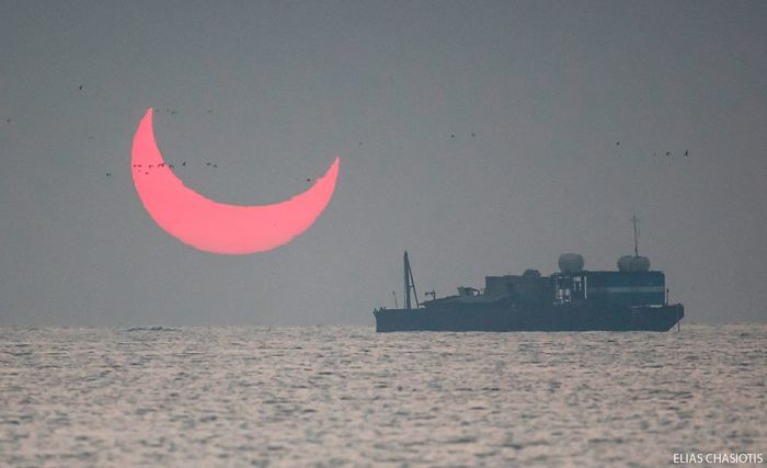 「悪魔の角」のような太陽、カタールの沿岸都市で撮影される