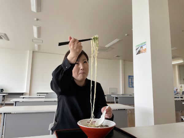 美味しいけど食べにくいラーメンナンバー1。新阿蘇大橋ラーメンの長さがやばい。