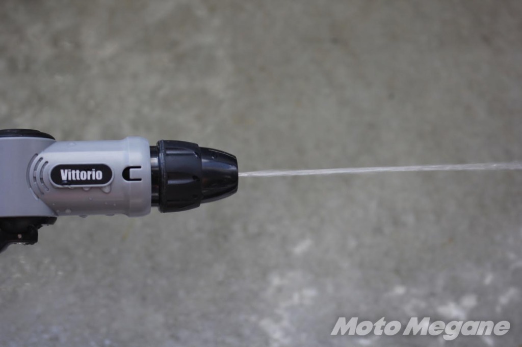 バイク洗車環境が無いライダーの救世主!?完全ポータブルでホースの水が使える「充電式マルチ洗浄機 ヴィットリオ」がけっこう活躍しそう