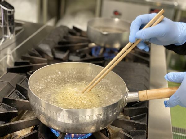 美味しいけど食べにくいラーメンナンバー1。新阿蘇大橋ラーメンの長さがやばい。