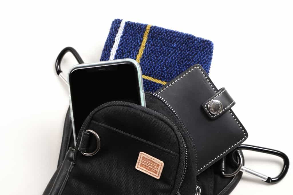 スマホ、財布、マスク等の収納にちょうどいい。革のアクセントもちょうどいい。レザーバイク用品の老舗「デグナー」のホルスターバッグ「W-116」がおすすめ!