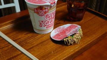 ちょっと心臓に悪いカップ麺用フタおさえ 中身が溢れちゃった!?