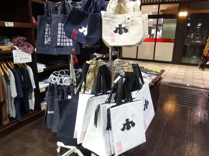 新潟全酒蔵の代表銘柄を唎き酒できる「ぽんしゅ館」