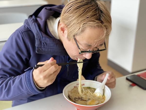 美味しいけど食べにくいラーメンナンバー1。新阿蘇大橋ラーメンの長さがやばい。