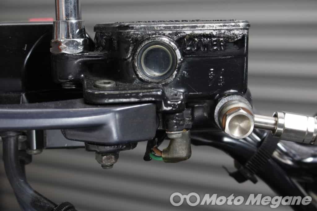 iPhoneユーザーはこれ一択!?バイクからライトニングにダイレクト充電できるDAYTONA バイク専用電源 Lightningを装着!