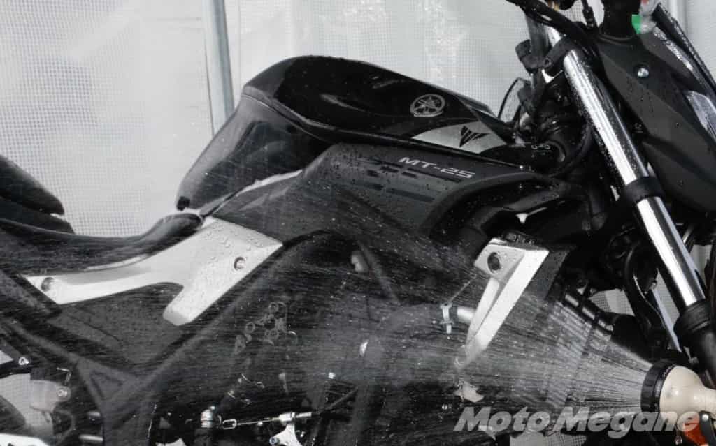バイク洗車環境が無いライダーの救世主!?完全ポータブルでホースの水が使える「充電式マルチ洗浄機 ヴィットリオ」がけっこう活躍しそう