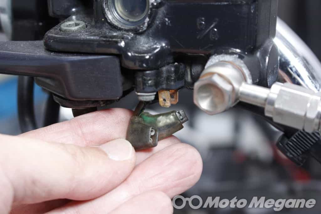 iPhoneユーザーはこれ一択!?バイクからライトニングにダイレクト充電できるDAYTONA バイク専用電源 Lightningを装着!