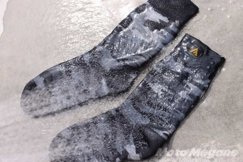 【夏のゲリラ豪雨対策 】水が侵みない靴下「FUBAR防水ソックス」にたっぷり水をかけてみたら本当に足が濡れなかった!バイクツーリング時はいつでも着用したい便利さ