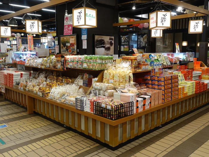 新潟全酒蔵の代表銘柄を唎き酒できる「ぽんしゅ館」