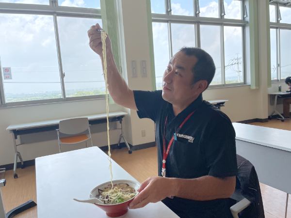 美味しいけど食べにくいラーメンナンバー1。新阿蘇大橋ラーメンの長さがやばい。