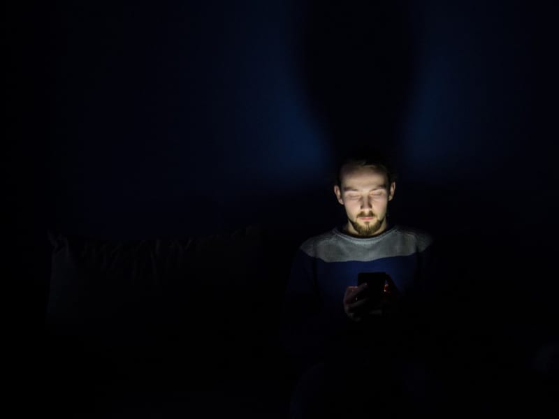 「SNS疲れ」を感じる人ほどSNS中毒に? 陥りがちな負のループとは