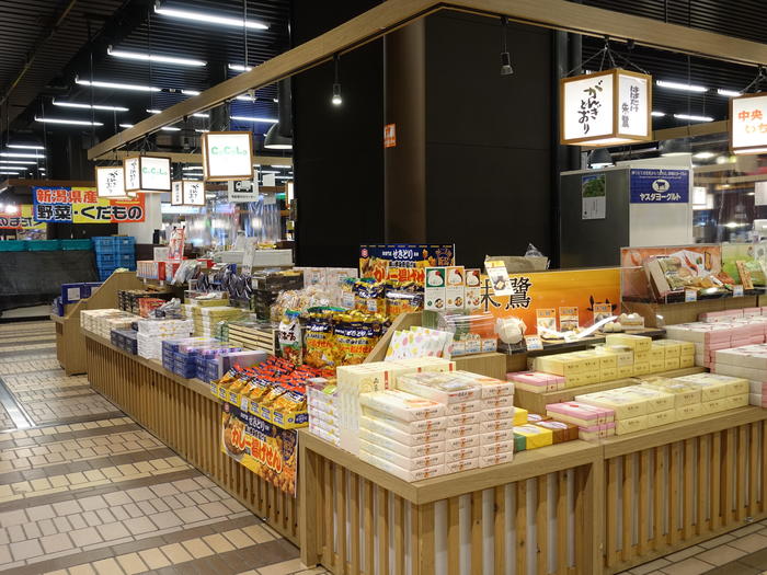 新潟全酒蔵の代表銘柄を唎き酒できる「ぽんしゅ館」