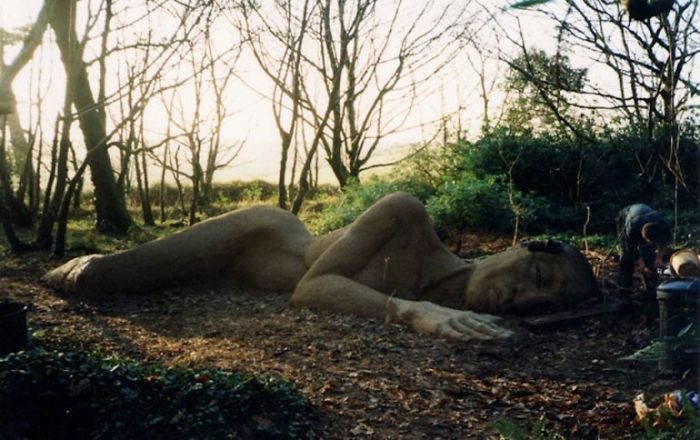 季節によって姿を変える。「生きた女神」が横たわる神秘的な庭園(イギリス)