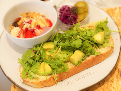 原宿にサステナブルフードが食べられる「PEANUTS Cafe」がオープン!通称“スヌーピーカフェ”の魅力を大公開