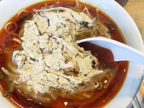 コショウ多すぎ!!平成けやき通り「里屋」の酸辣湯麺が辛いし酸っぱいしで美味しいけれどもう大変!