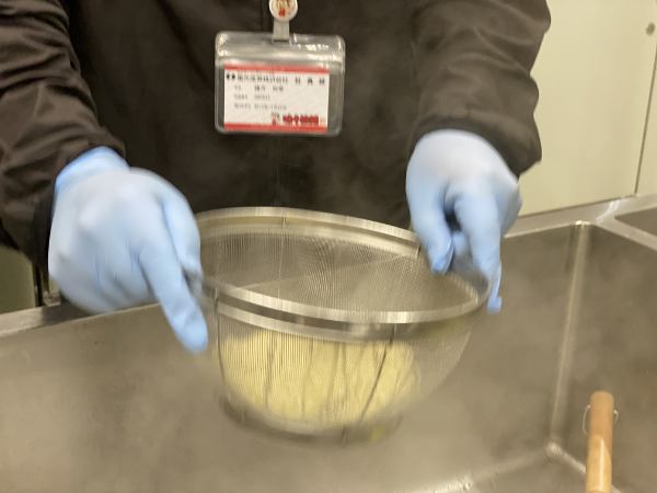 美味しいけど食べにくいラーメンナンバー1。新阿蘇大橋ラーメンの長さがやばい。