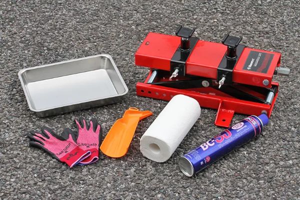 スポスタに最適というエンジンオイルが誕生。自分で交換作業をやってみた!