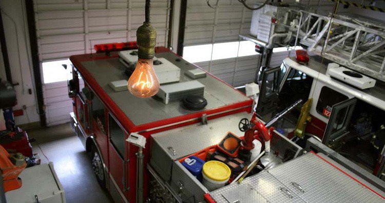 1901年からずっと光り続けている世界最高齢の「100年電球」の神秘