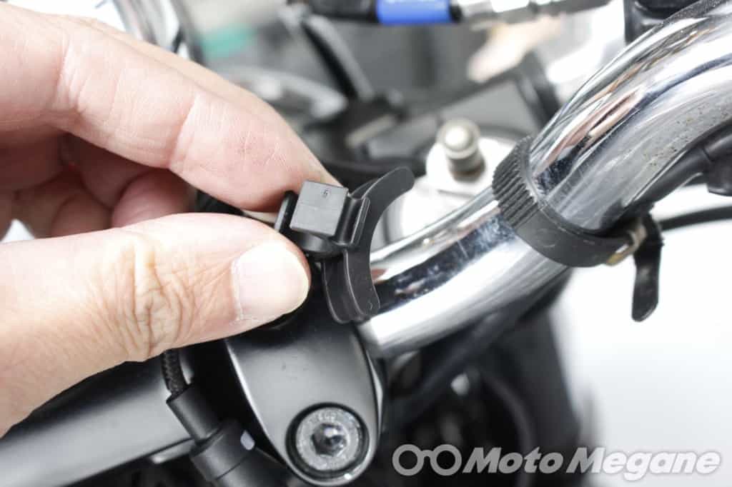 iPhoneユーザーはこれ一択!?バイクからライトニングにダイレクト充電できるDAYTONA バイク専用電源 Lightningを装着!