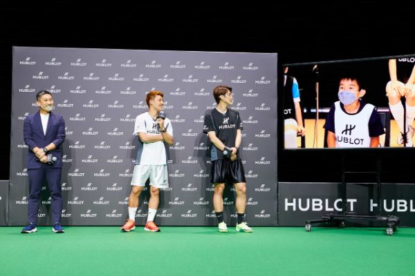 「とにかくボールを渡せばキープしてくれる」「さらに日本代表をレベルアップさせてくれる存在」。堂安律と大迫勇也が「ウブロ」のイベントで互いを分析