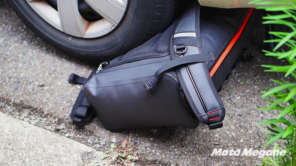 ドッペルギャンガーの狂気!車でひいても気密性が守られ壊れることもないクレイジーな防水リュック
