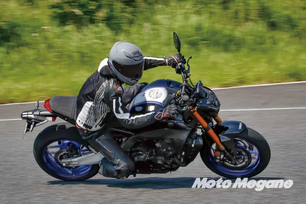 【新型車試乗インプレ】3代目ヤマハMT-09とSPは「誰もが気軽に楽しめる暴れ馬」だ!スペック・シート高(足つき)等もチェック!