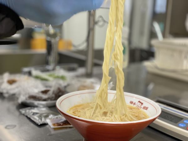 美味しいけど食べにくいラーメンナンバー1。新阿蘇大橋ラーメンの長さがやばい。