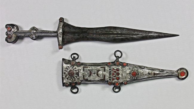 「サビの塊」を9ヶ月磨いたら2000年前の古代ローマ戦士の「銀」の短剣だった