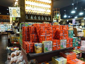 新潟全酒蔵の代表銘柄を唎き酒できる「ぽんしゅ館」
