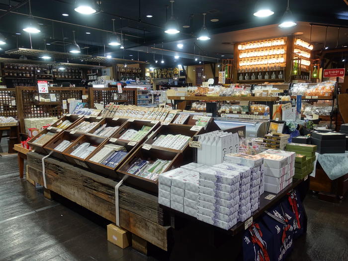 新潟全酒蔵の代表銘柄を唎き酒できる「ぽんしゅ館」