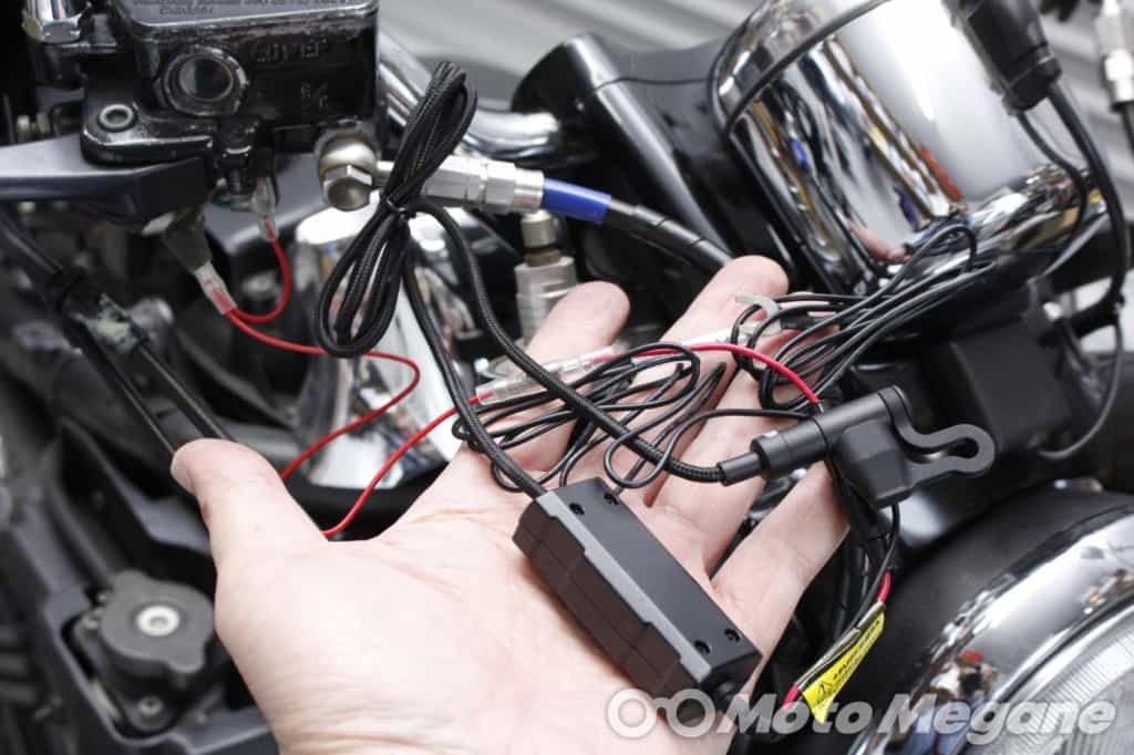 iPhoneユーザーはこれ一択!?バイクからライトニングにダイレクト充電できるDAYTONA バイク専用電源 Lightningを装着!