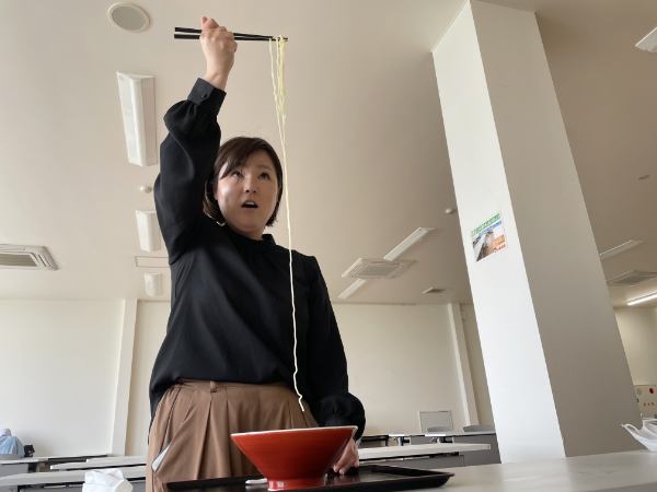 美味しいけど食べにくいラーメンナンバー1。新阿蘇大橋ラーメンの長さがやばい。