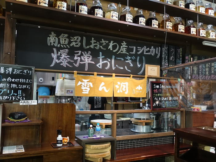 新潟全酒蔵の代表銘柄を唎き酒できる「ぽんしゅ館」