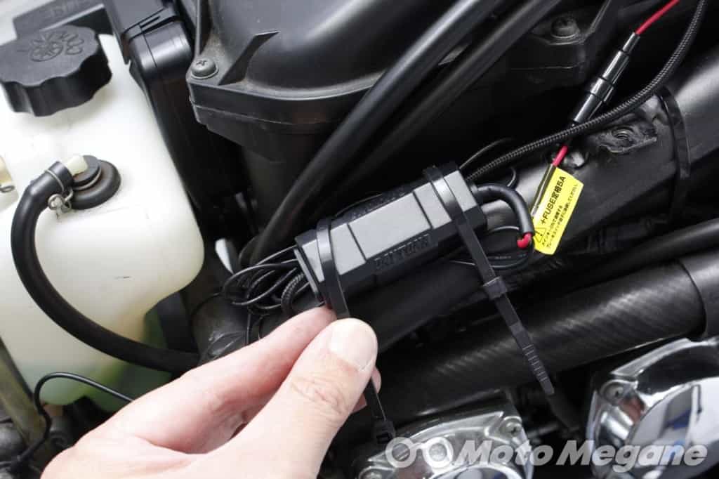iPhoneユーザーはこれ一択!?バイクからライトニングにダイレクト充電できるDAYTONA バイク専用電源 Lightningを装着!