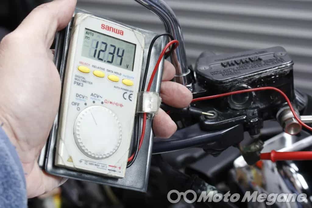 iPhoneユーザーはこれ一択!?バイクからライトニングにダイレクト充電できるDAYTONA バイク専用電源 Lightningを装着!
