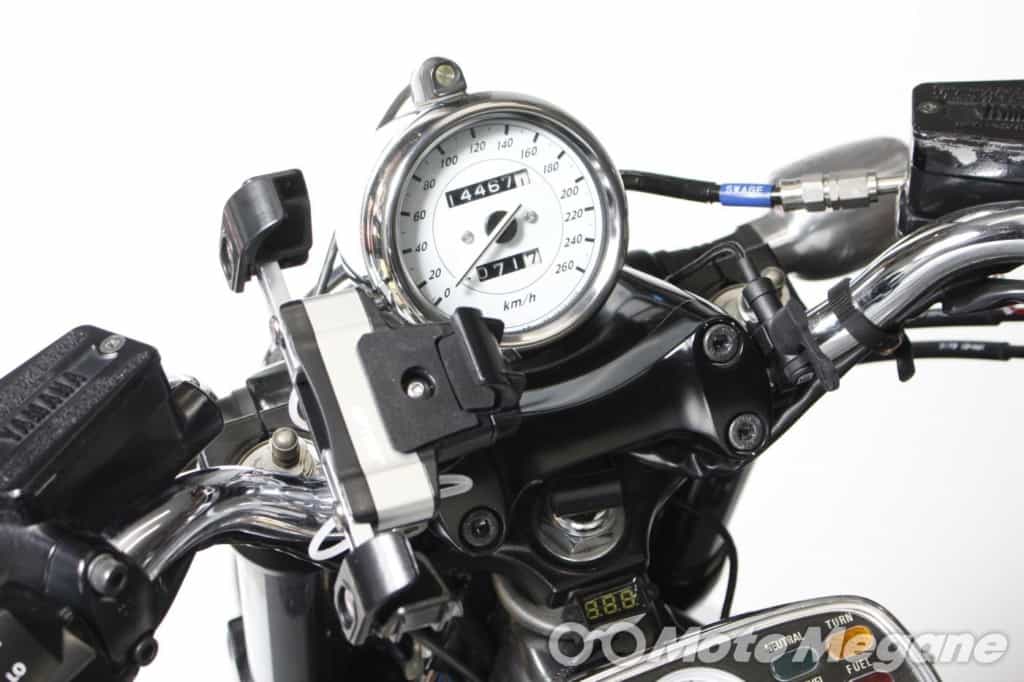 iPhoneユーザーはこれ一択!?バイクからライトニングにダイレクト充電できるDAYTONA バイク専用電源 Lightningを装着!