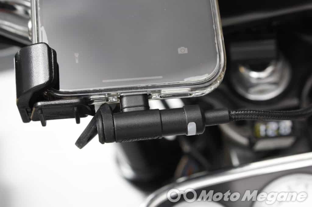 iPhoneユーザーはこれ一択!?バイクからライトニングにダイレクト充電できるDAYTONA バイク専用電源 Lightningを装着!